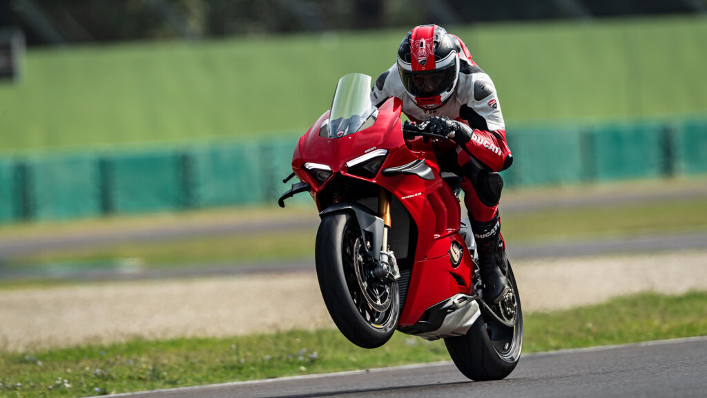 Ducati Panigale V4S in rot auf der Rennstrecke