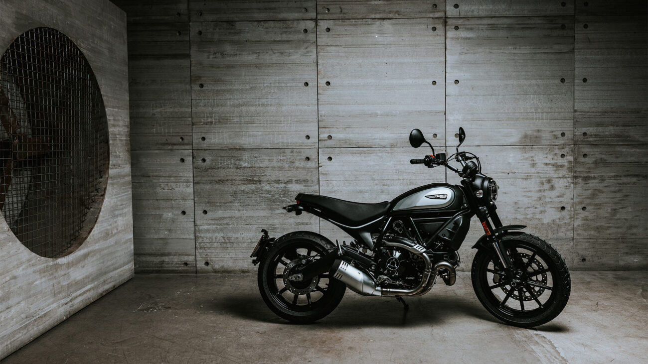 Ducati Scrambler Icon Dark vor Betonwand