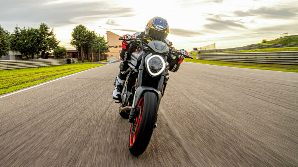 Ducati Monster auf der Rennstrecke