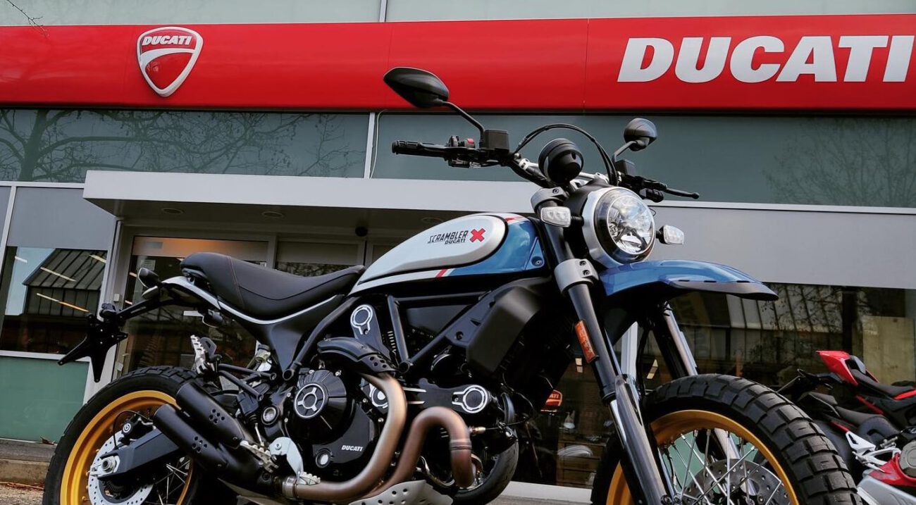 Ducati Scrambler Desert Sled Blue Sparkle vor Ducati Berlin