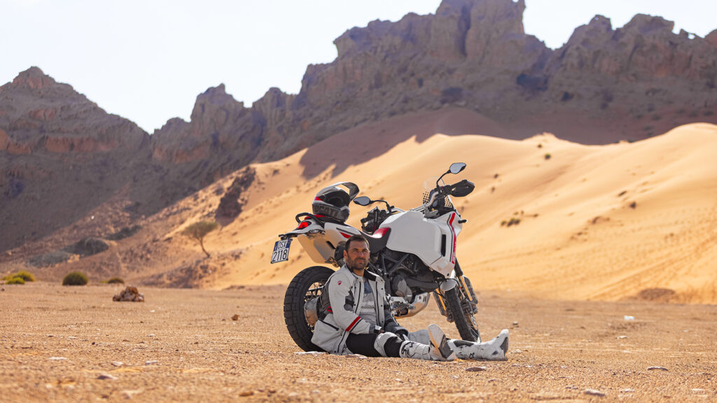 Ducati DesertX 2022 Rallymotorrad in weiß in der Wüste