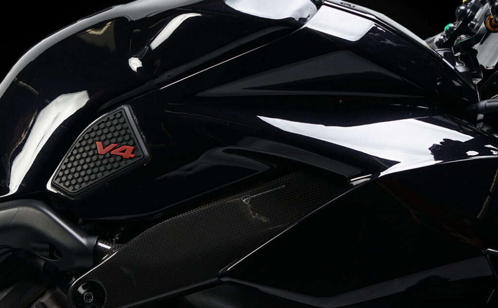 Ducati One-to-O4 Black Tank, Seitenansicht