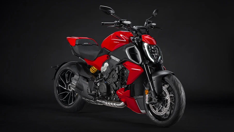 Ducati Diavel, Farbe rot, schwarzer Hintergund Showbild