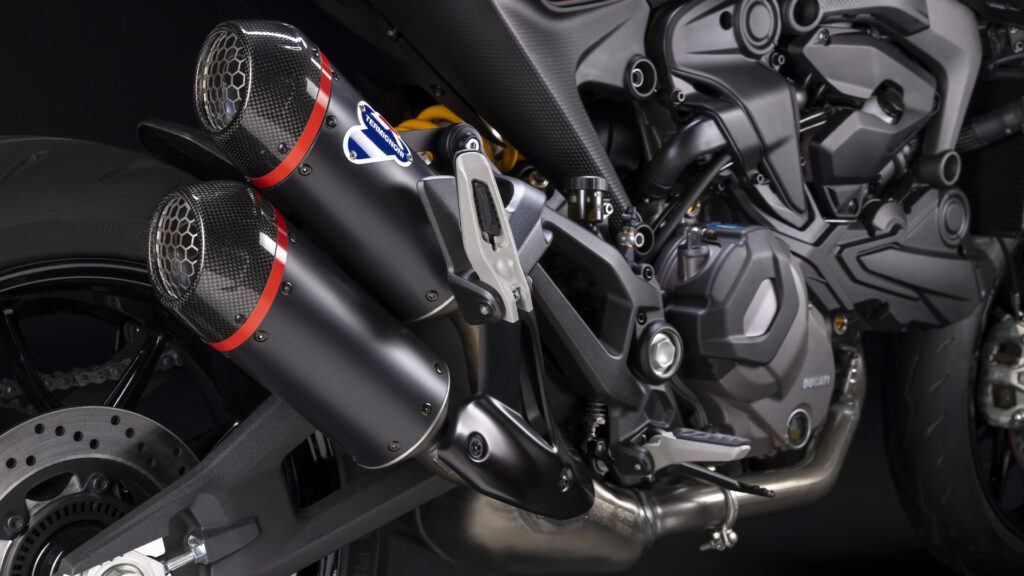 Ducati Monster SP MY23 Detail Motorblock und Auspuff