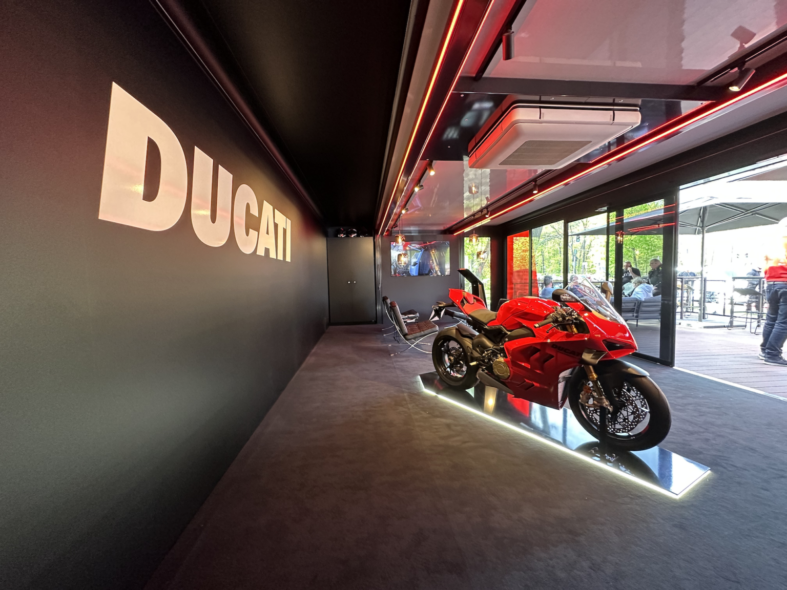 Ducati Berlin Truck an der Spinnerbrücke Innenansicht