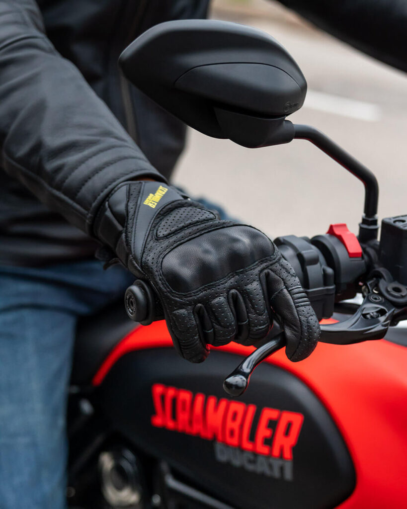 Scrambler Full Throttle, Farbe rot/schwarz, mit Fahrer, Sicht auf Lenkrad und Handschuh