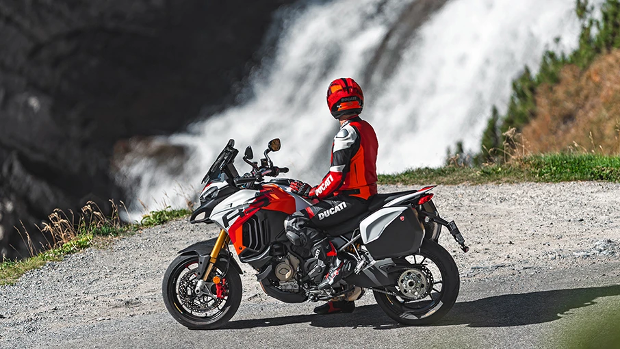 Ducati Multistrada V4 RS vor einem Wasserfall
